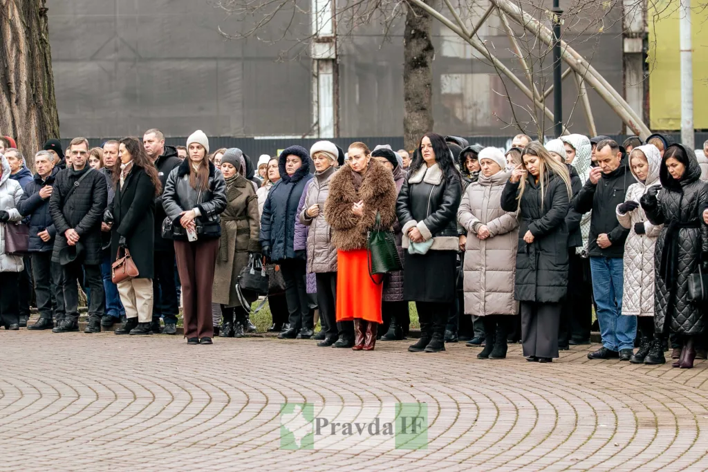 Люди стоять на вулиці під час церемонії пам’яті