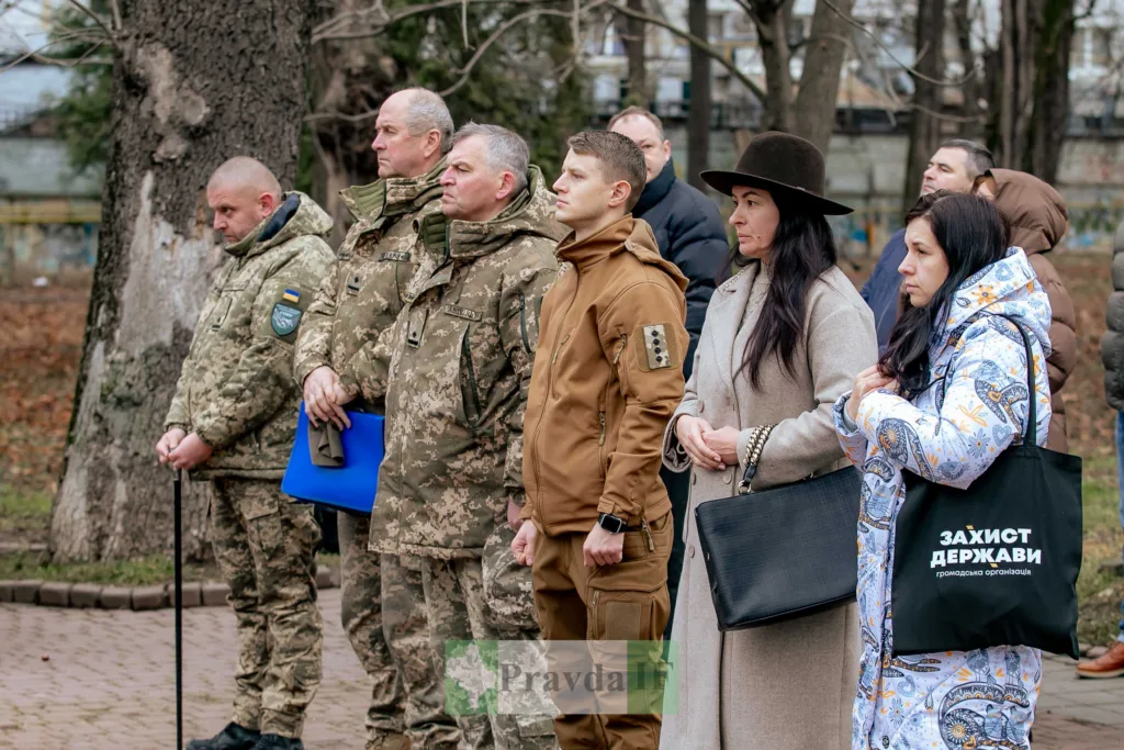 Військові та цивільні під час урочистого заходу