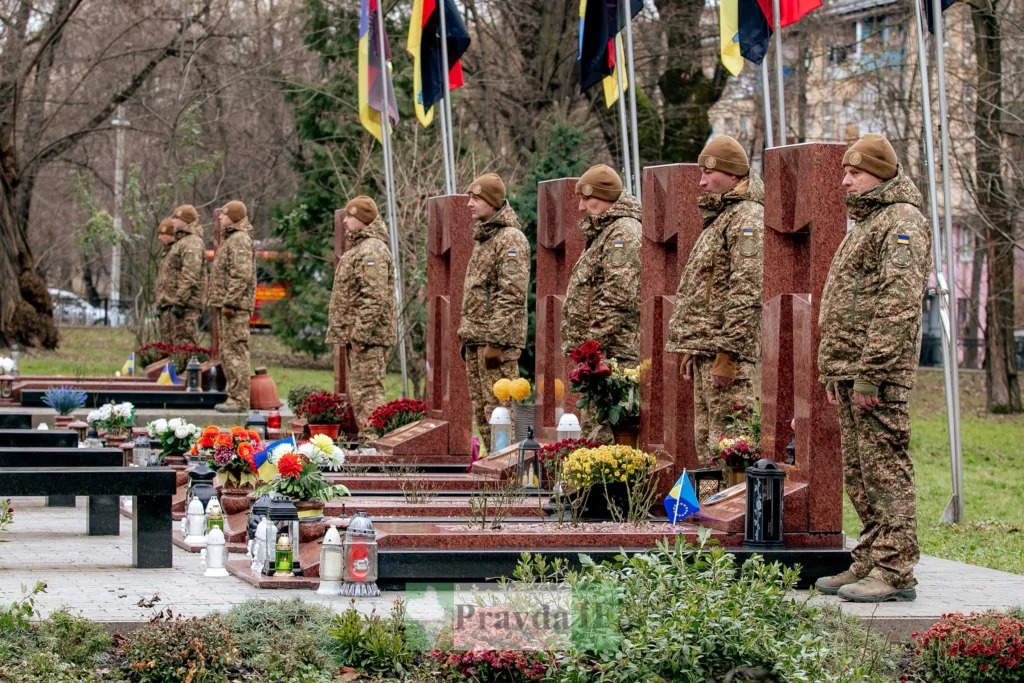 Військові вшановують полеглих героїв на цвинтарі