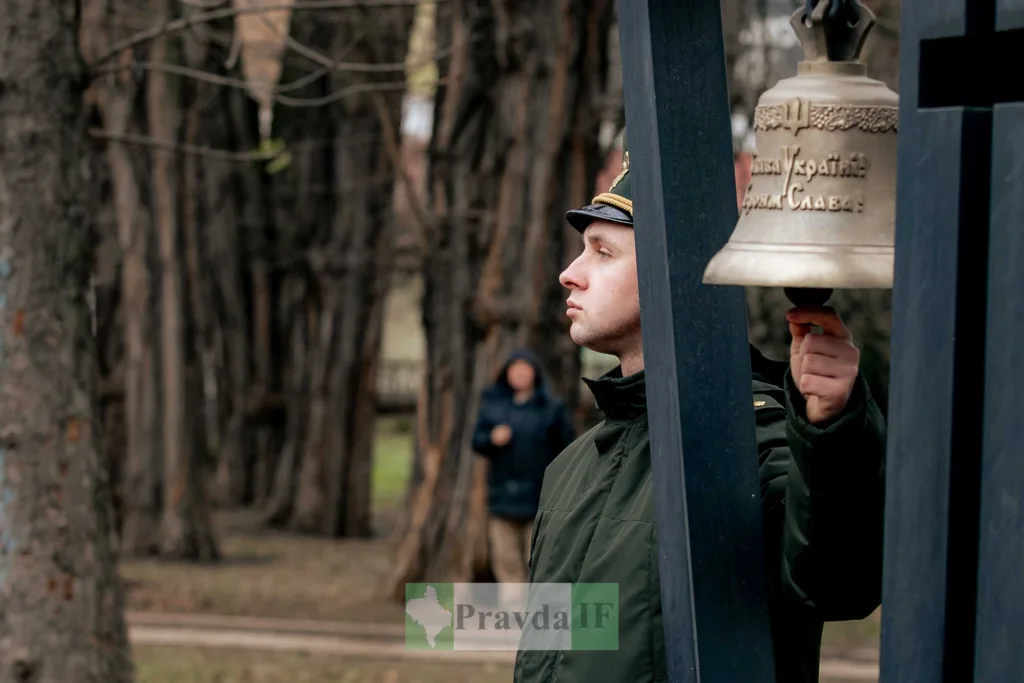 Військовий дзвонить у дзвін пам’яті на вулиці