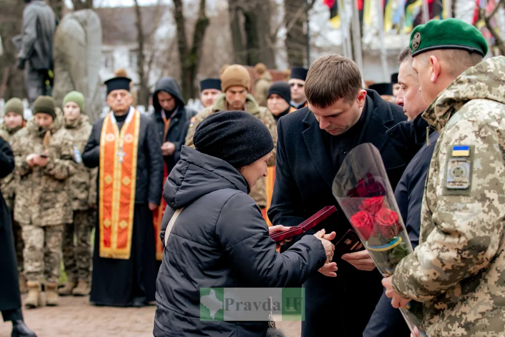 Церемонія вшанування військових героїв в Україні