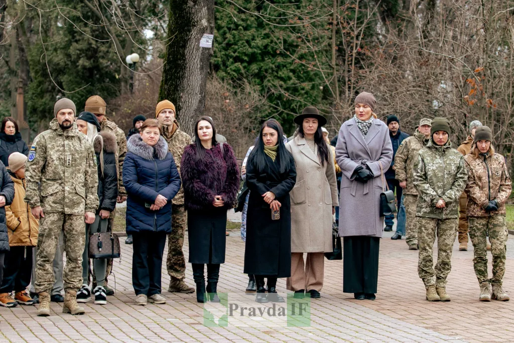 Люди вшанували військових у міському парку