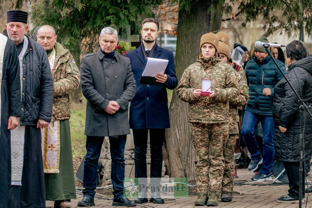 Військова церемонія вручення нагород у парку