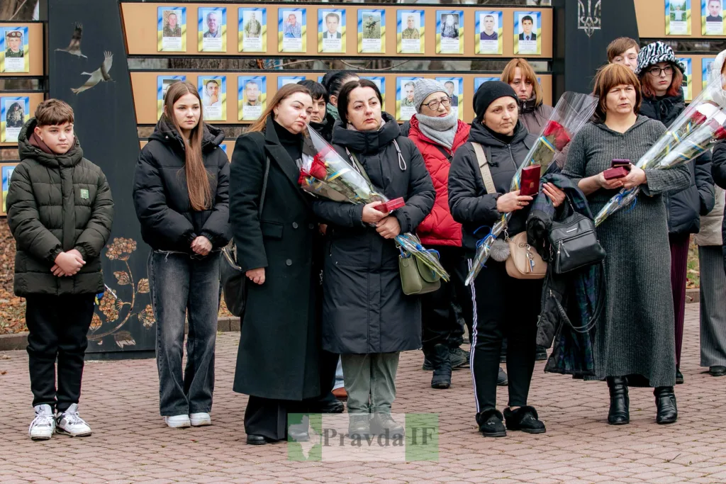 Люди вшановують пам'ять загиблих героїв України