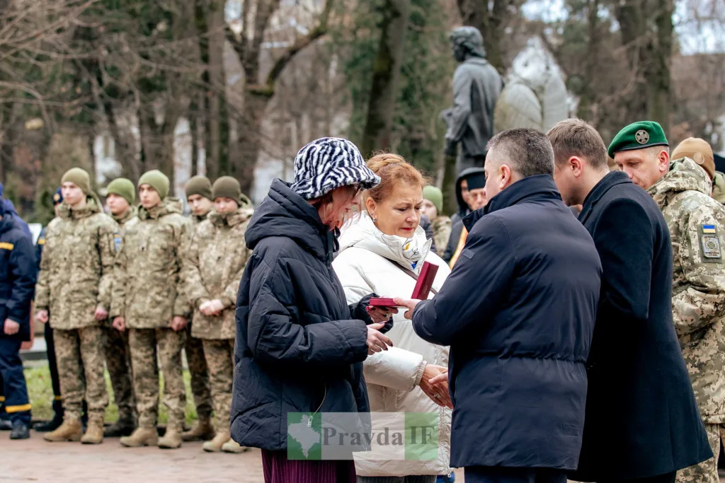 Вшанування військових у парку з нагородами