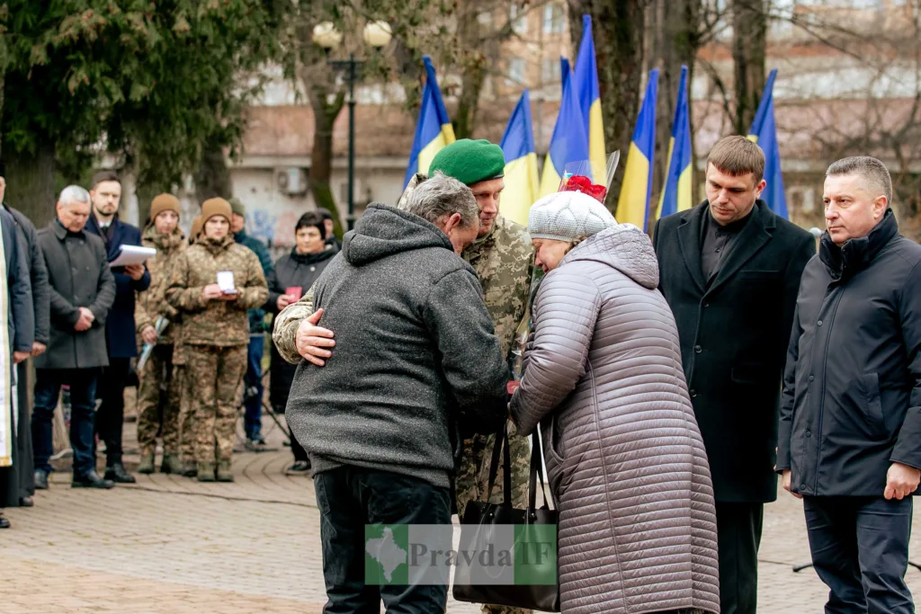Військові вшановують пам'ять героїв України