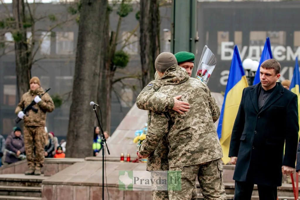 Українські військові обіймаються під час церемонії