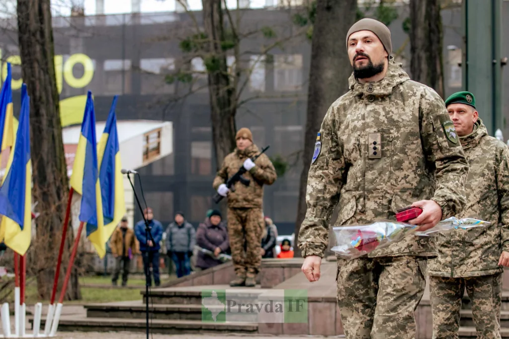 Українські військові на урочистій церемонії з прапорами