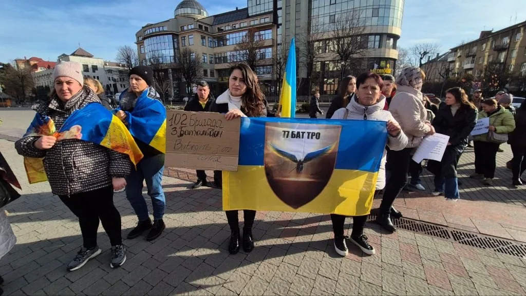 Мітинг із українськими прапорами в міському центрі