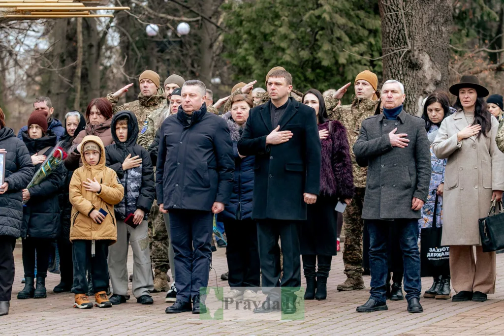 Люди вшанувують пам'ять воїнів на церемонії