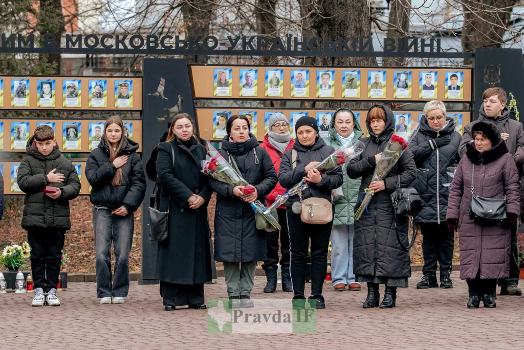 Люди вшановують пам’ять загиблих українських військових