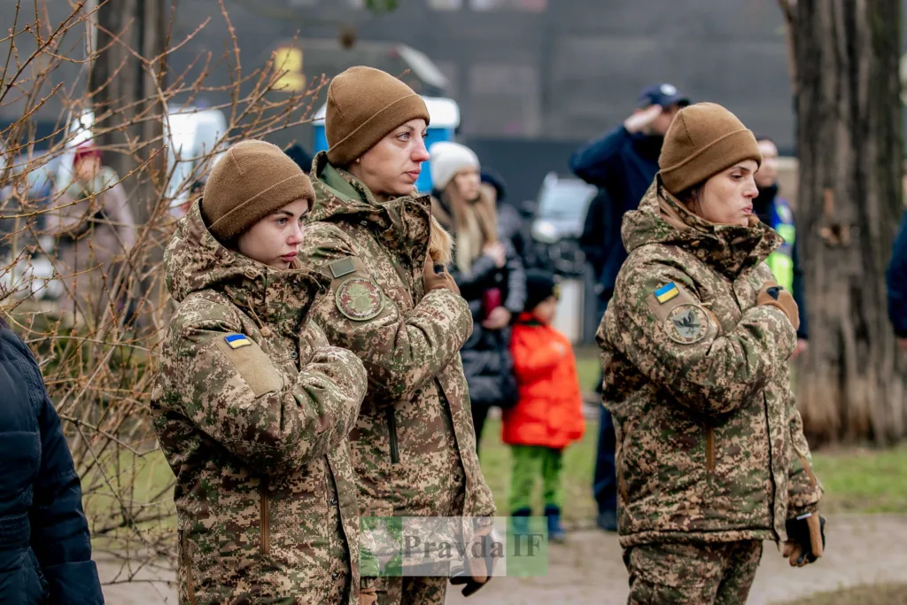 Українські військові жінки стоять під час церемонії