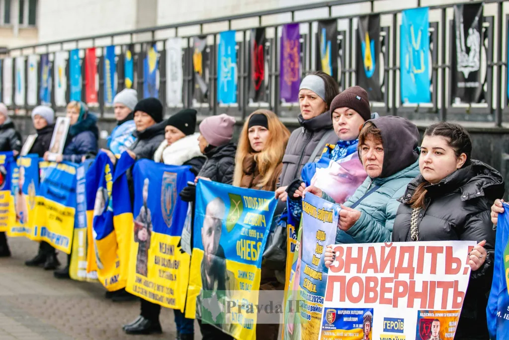 Мітинг з плакатами про зниклих українських військових