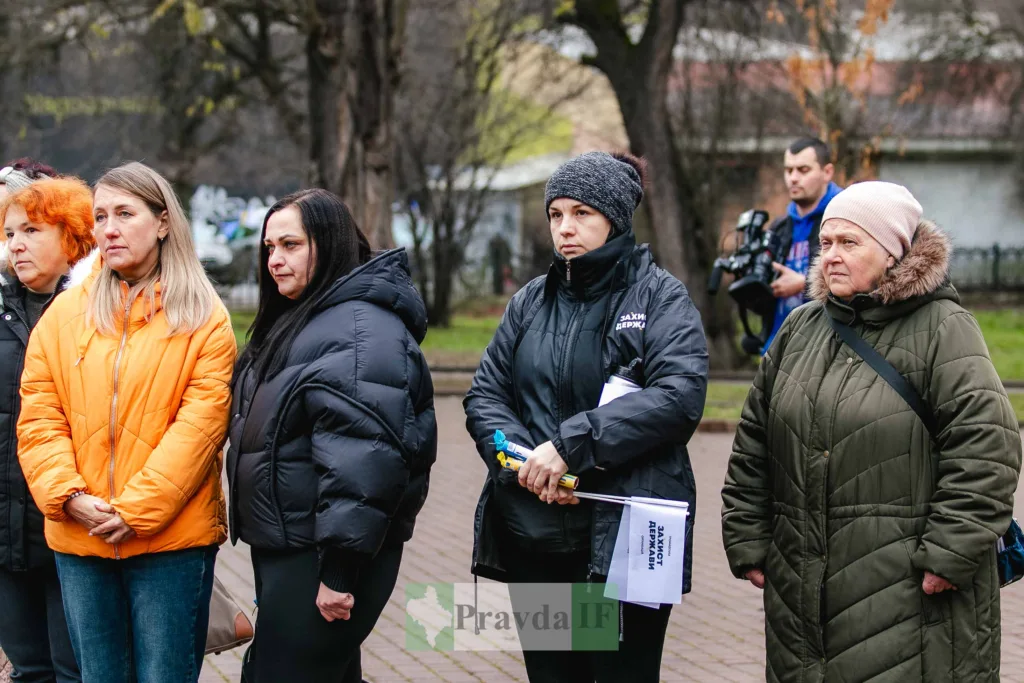 Люди стоять на вулиці під час мирного заходу