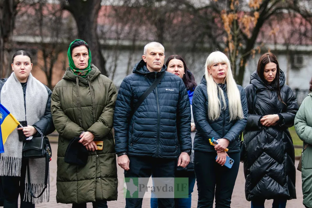 Люди стоять на вулиці під час заходу в Україні