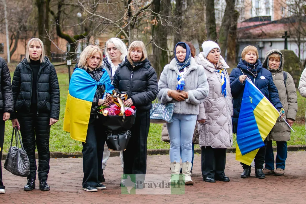 Жінки з українськими прапорами на вуличному заході
