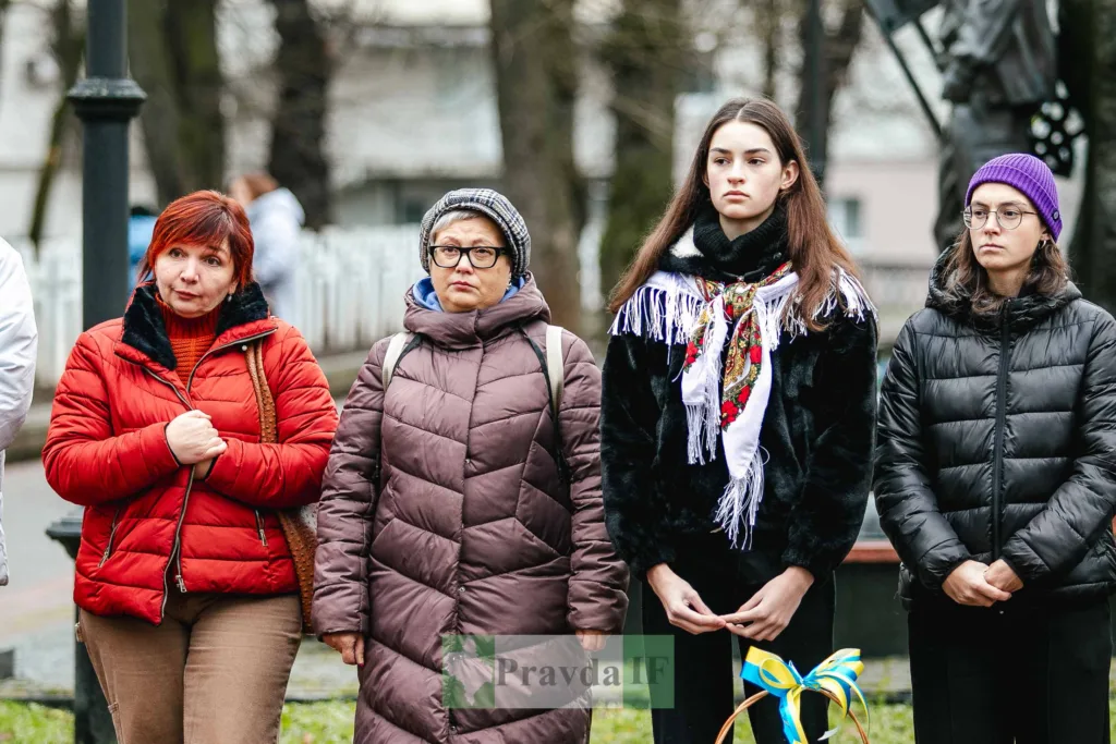 Люди стоять на вулиці під час заходу