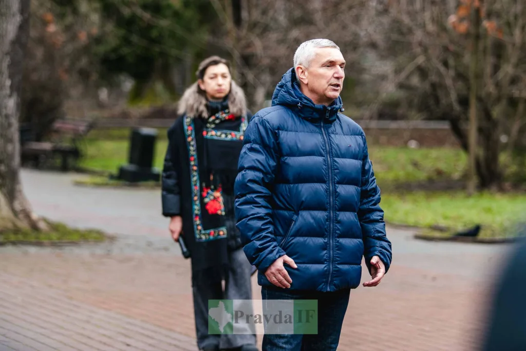 Люди стоять у парку взимку