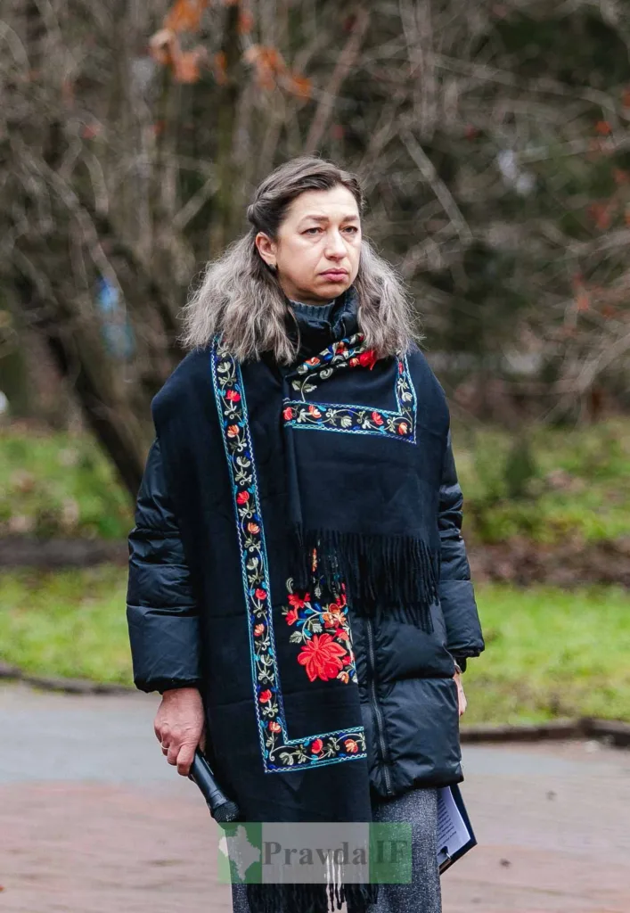 Жінка у чорній вишитій хустці на вулиці