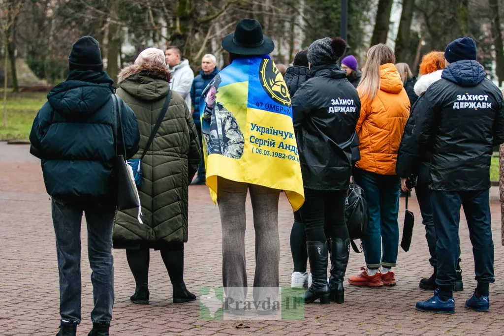 Люди з прапором України на вуличному зібранні
