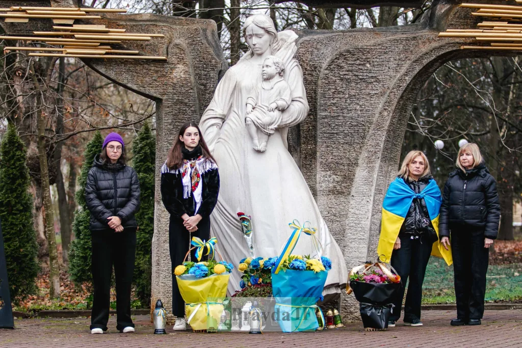 Жінки вшановують пам’ять біля українського пам’ятника