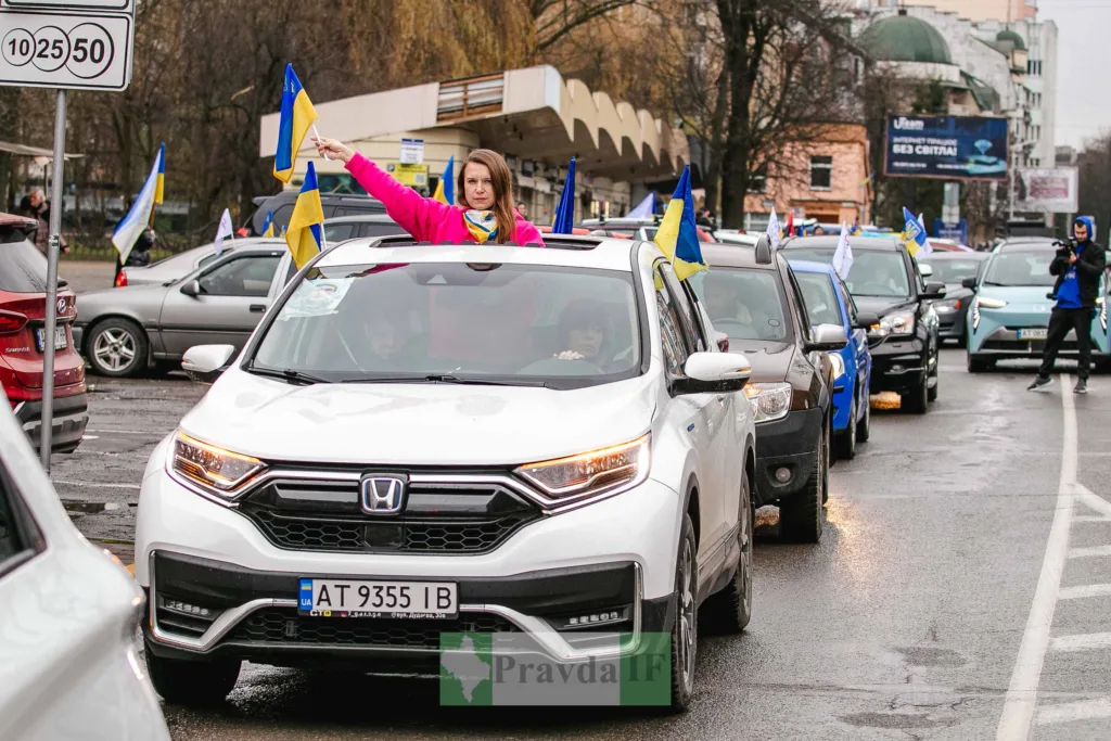 Автопробіг з українськими прапорами на міській вулиці