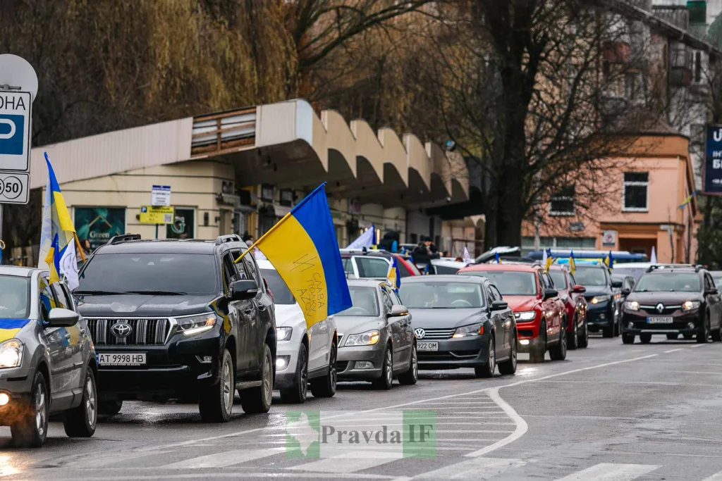Автоколона з українськими прапорами у місті