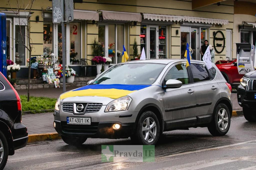 Авто з українським прапором на міській вулиці