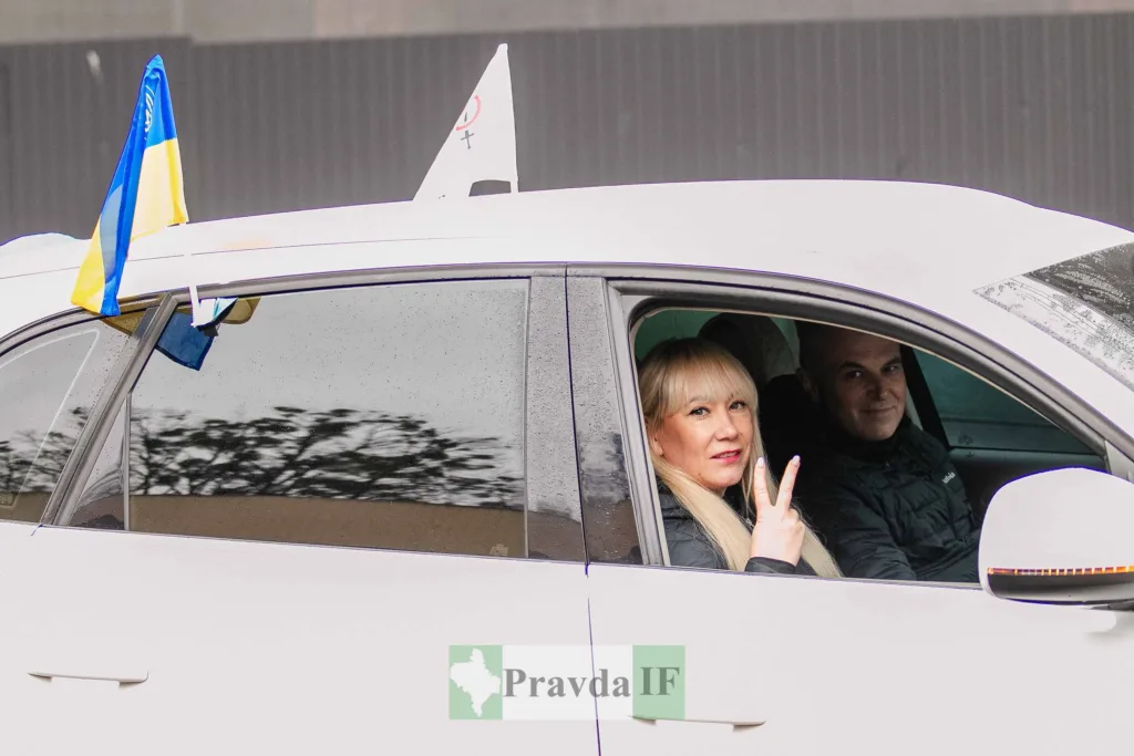 Люди в автомобілі з українським прапором