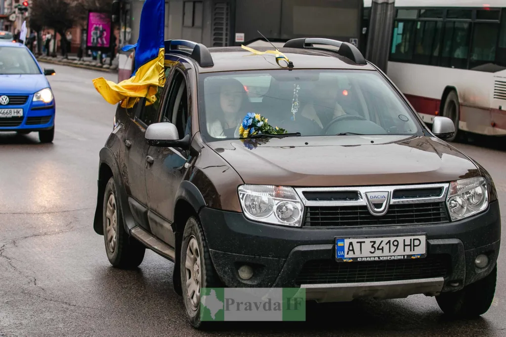 Авто з прапором України на міській вулиці