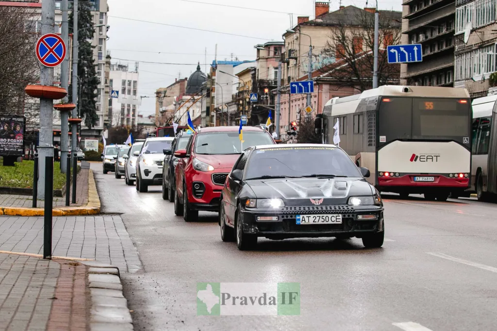 Автоколона з українськими прапорами у місті