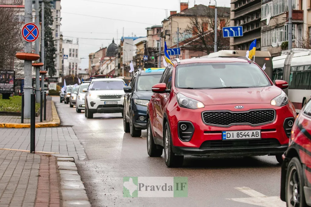 Автоколона з прапорами України на міській вулиці