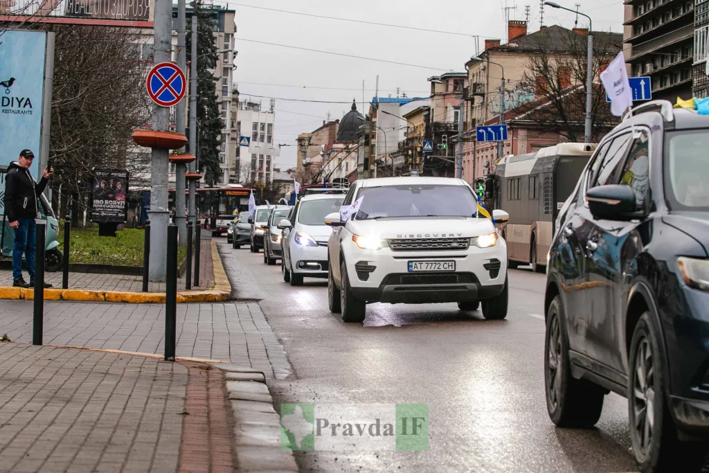 Автомобілі рухаються вулицею міста Івано-Франківськ