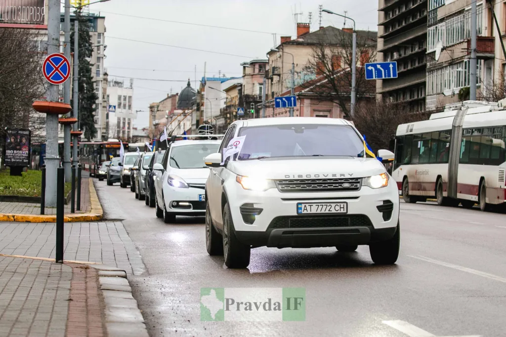 Автоколона на вулиці Івано-Франківська