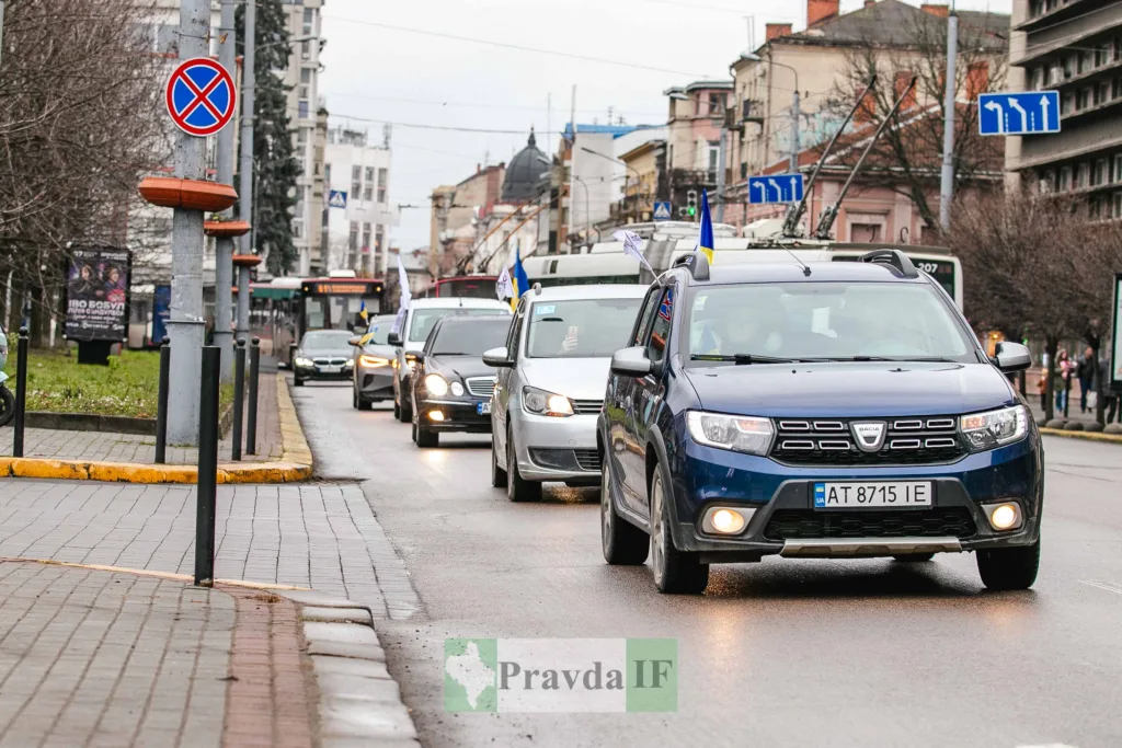 Автоколона з українськими прапорами в місті