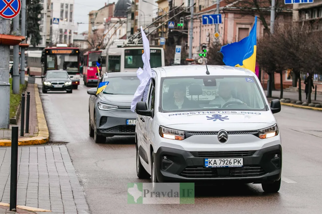 Автоколона з українськими прапорами в місті