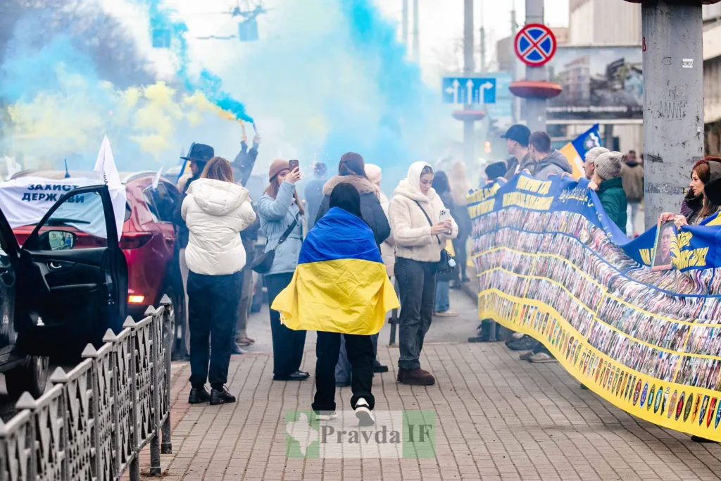 Мітинг на підтримку України з прапорами та димом