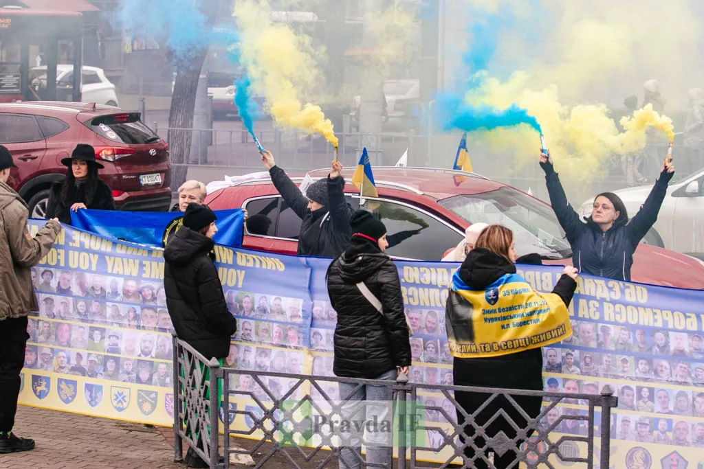 Мітинг із жовто-блакитними димовими фаєрами в Україні