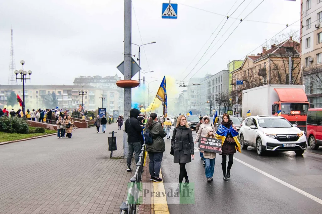 Мітинг з українськими прапорами у місті