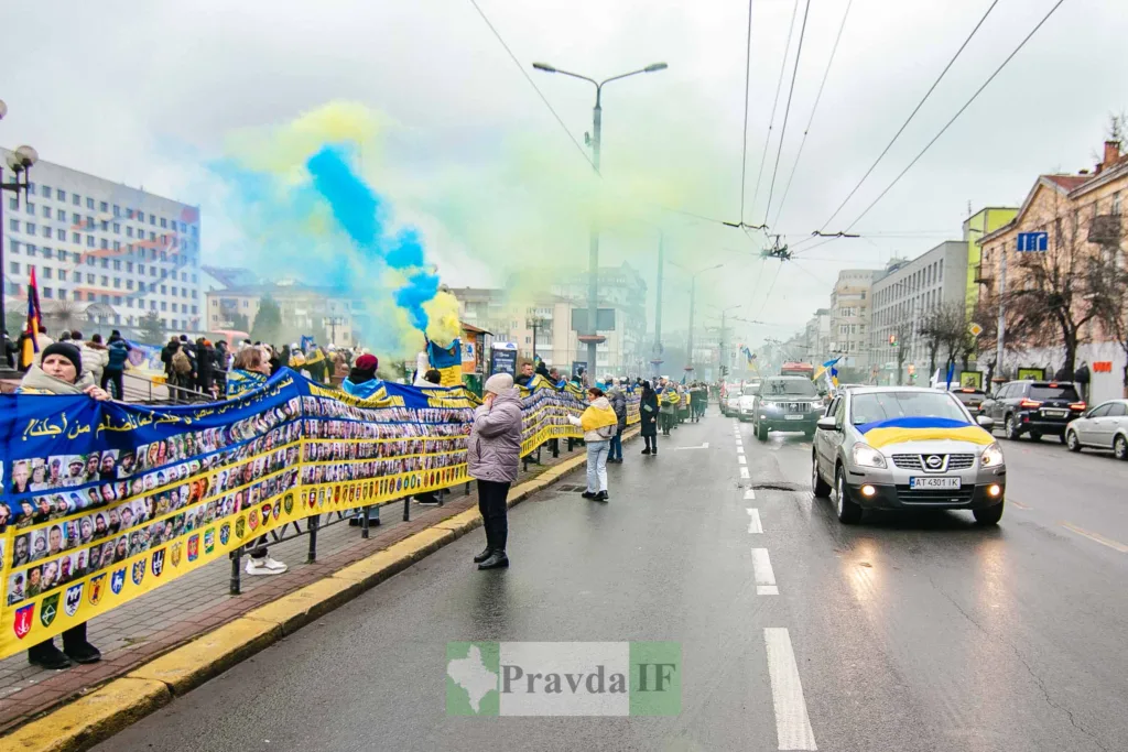 Мітинг із жовто-блакитним димом у місті