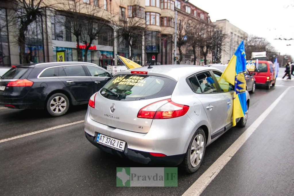 Автомобіль з українським прапором на міській вулиці