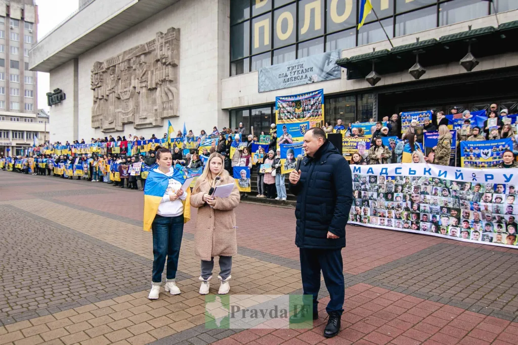 Мітинг підтримки України біля театру у Івано-Франківську