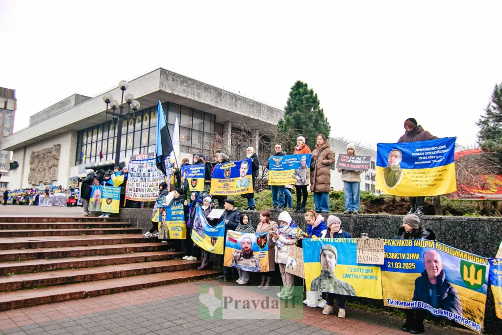 Мітинг із плакатами на підтримку військовополонених