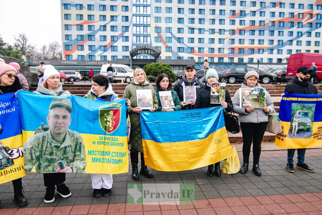 Люди тримають плакати на акції підтримки військових