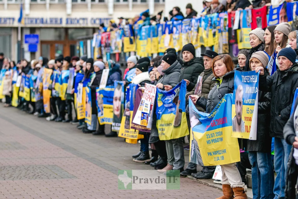 Мітинг із плакатами зниклих людей в Україні
