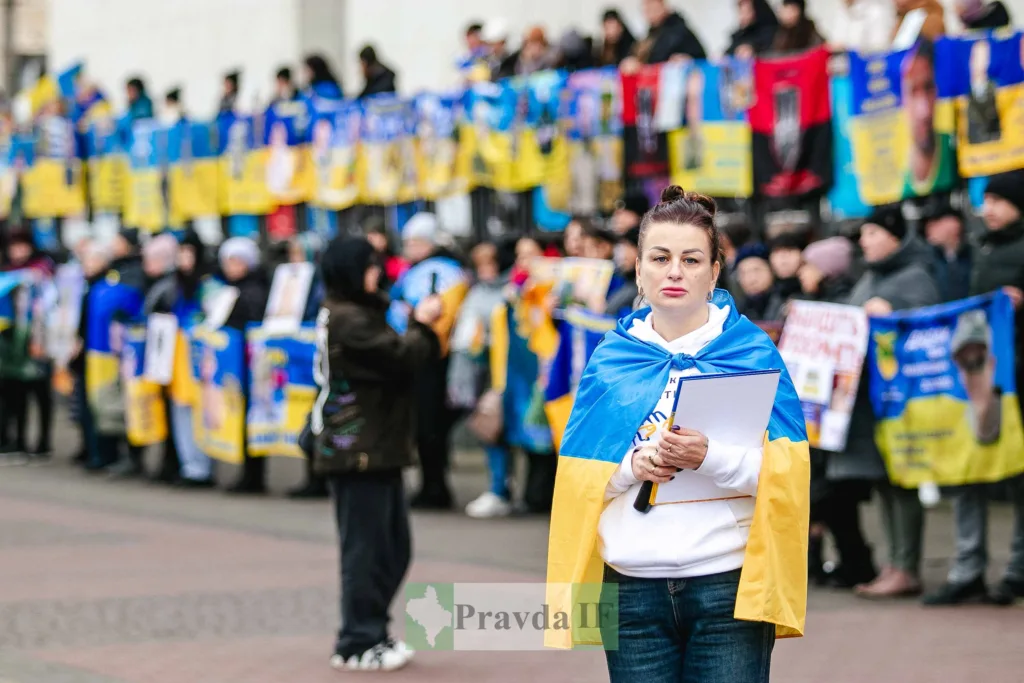 Мітинг підтримки України з прапорами та плакатами