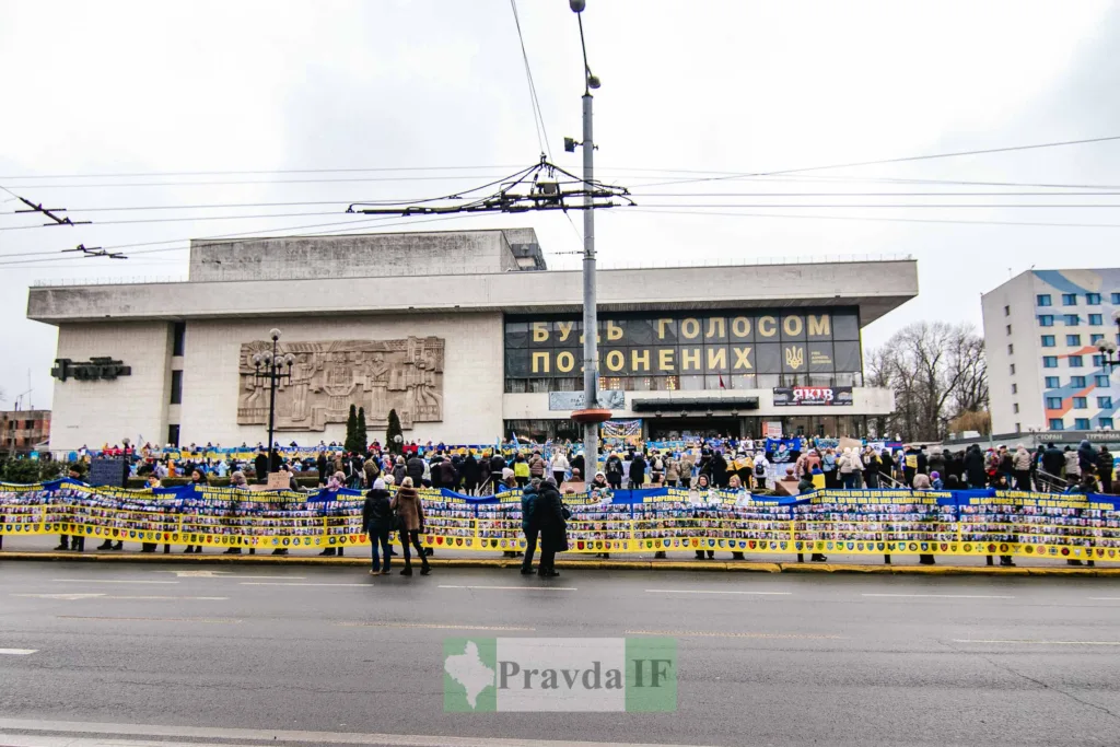 Мітинг біля театру на підтримку полонених українців