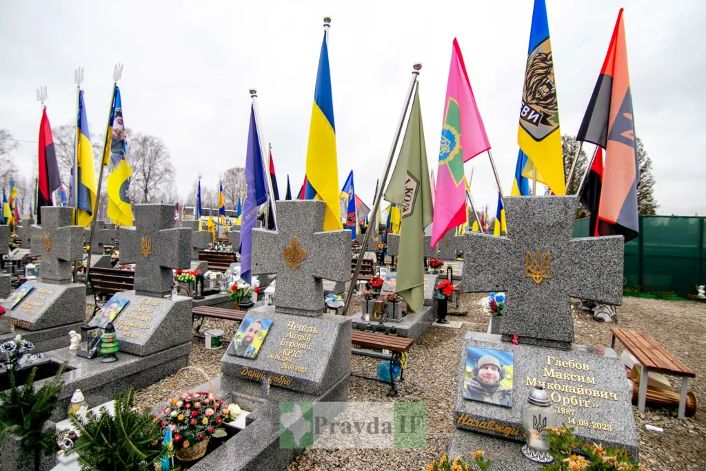 Українське військове кладовище з прапорами героїв