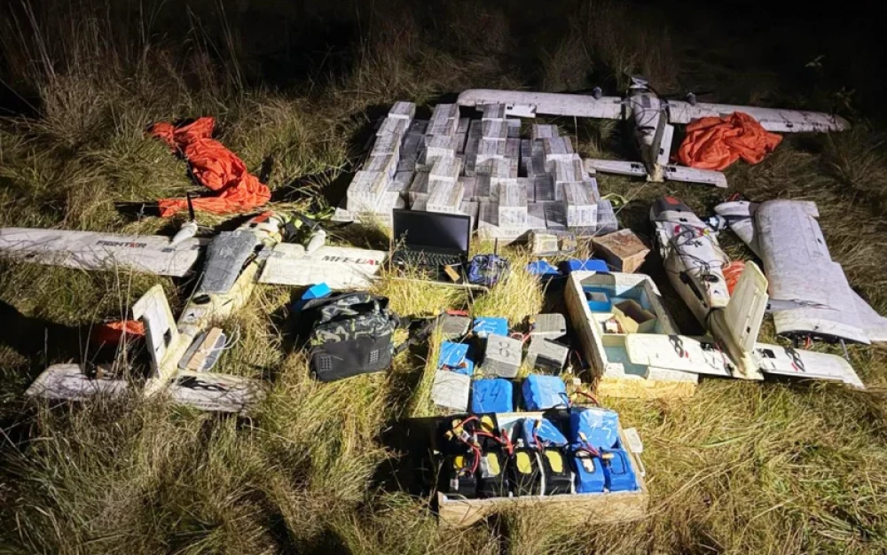 Саморобні безпілотники та обладнання на траві вночі