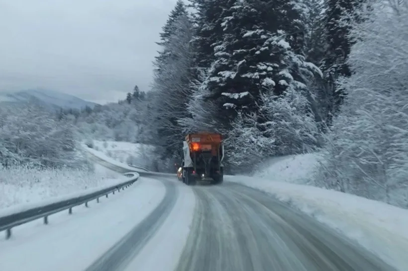 Снігоприбиральна машина на зимовій гірській дорозі